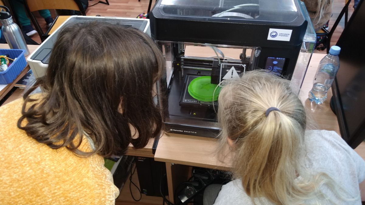 Druk 3D - uczennice obserwują proces drukowania