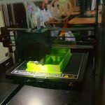 Drukujący się model w drukarce 3D