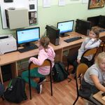Trzy uczennice pracują przy komputerach