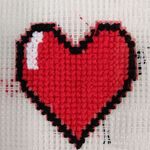 Na zdjęciu haft krzyżykowy dzieci - serce