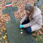 Na zdjęciu uczniowie na Cmentarzu Wojskowym - sprzątanie nagrobków.
