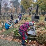 Na zdjęciu uczniowie na Cmentarzu Wojskowym - sprzątanie nagrobków.