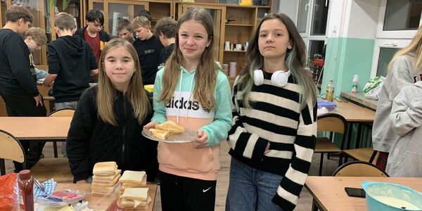Na zdjęciu uczennice z tostami wykonanymi podczas nocowania w szkole
