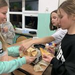Zdjęcie przedstwia zajęcia uczniów podczas nocy spędzonej w szkole