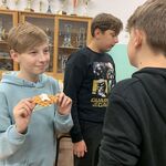 Zdjęcie przedstwia zajęcia uczniów podczas nocy spędzonej w szkole