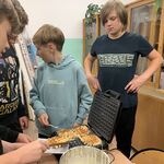 Zdjęcie przedstwia zajęcia uczniów podczas nocy spędzonej w szkole