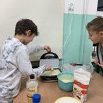Zdjęcie przedstwia zajęcia uczniów podczas nocy spędzonej w szkole