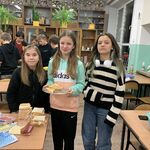 Zdjęcie przedstwia zajęcia uczniów podczas nocy spędzonej w szkole