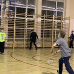 Zdjęcie przedstwia zajęcia uczniów podczas nocy spędzonej w szkole - sala gimnastyczna