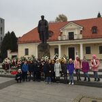 Święto Niepodległości w szkole - klasy 1-3 przy pomniku marszałka Józefa Piłsudskiego