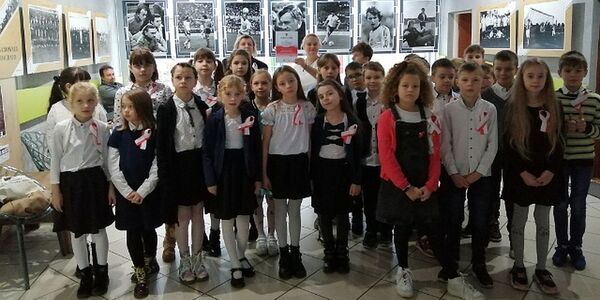Uczniowie na Wojewódzkim Przeglądzie Pieśni Patriotycznych