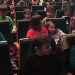 Uczniowie klasy 3b podczas w sali kinowej