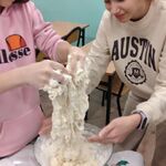 Gotujemy po ukraińsku - dziewczęta robią ciasto