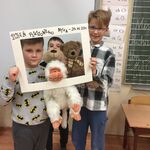 Uczniowie podczas zabawy - dzień pluszowego misia