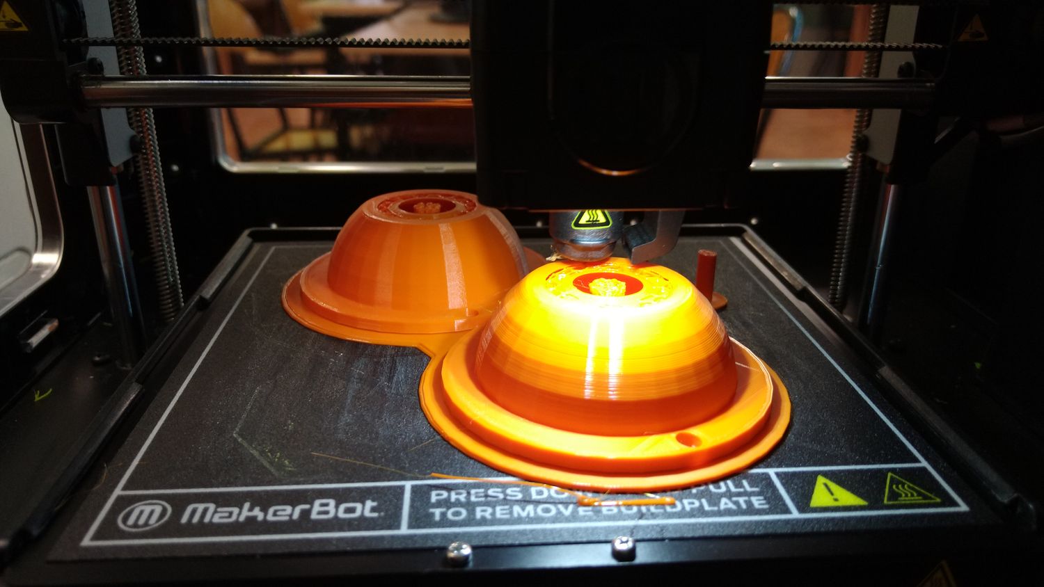 Drukarka drukuje model 3D