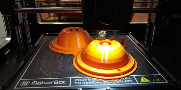 Drukarka drukuje model 3D