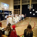 Występ przedszkolaków - dzieci przebrani za aniołki