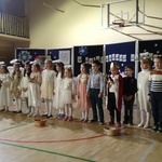Występujące śpiewające dzieci stojące w rzędzie