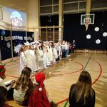 Występ przedszkolaków przebranych za aniołki