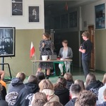 Uczniowie pokazują na ekranie wielkich polskich naukowców