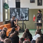 Dwie uczennice prezentują na ekranie i opowiadają o wielkich postaciach polskiej nauki
