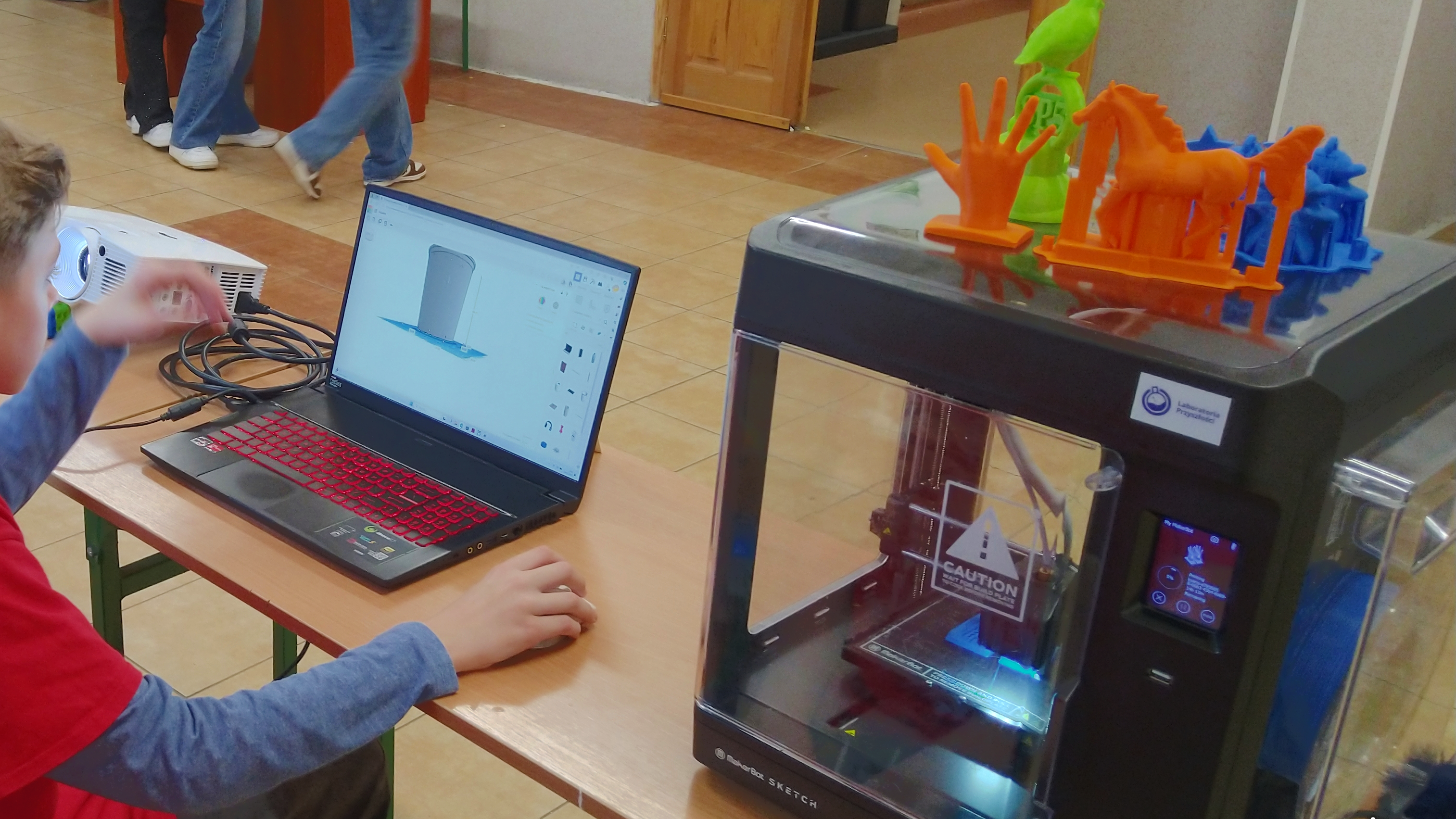 Uczeń na laptopie wykonuje projekt 3D