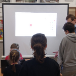 Goście oglądają na ekranie jak uczeń projektuje model 3D