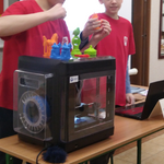 Uczniowie prezentują modele 3D oraz wyjaśniają jak wykonują swoją pracę