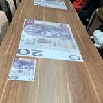 Banknoty ułożone z puzzli 