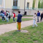 Uczniowie sprzątają teren przy Pałacu Branickich