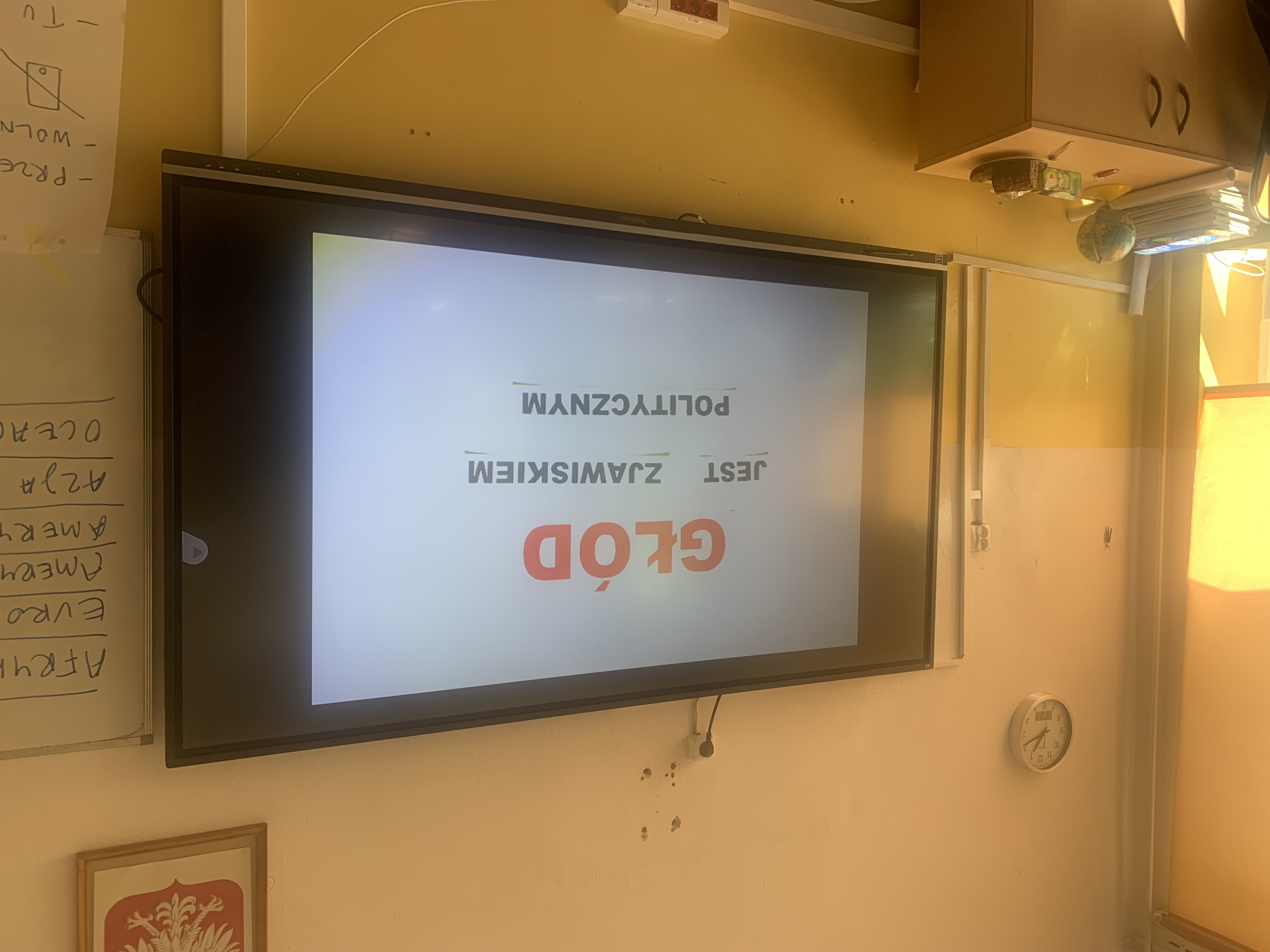Ekran interaktywny z napisem "Głód"