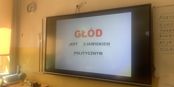 Ekran interaktywny z napisem "Głód"