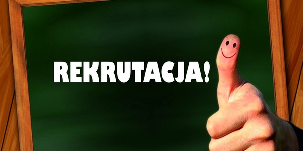 Tablica szkolna z napisem "Rekrutacja"