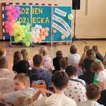 Spotkanie uczniów z policjantką na sali gimnastycznej