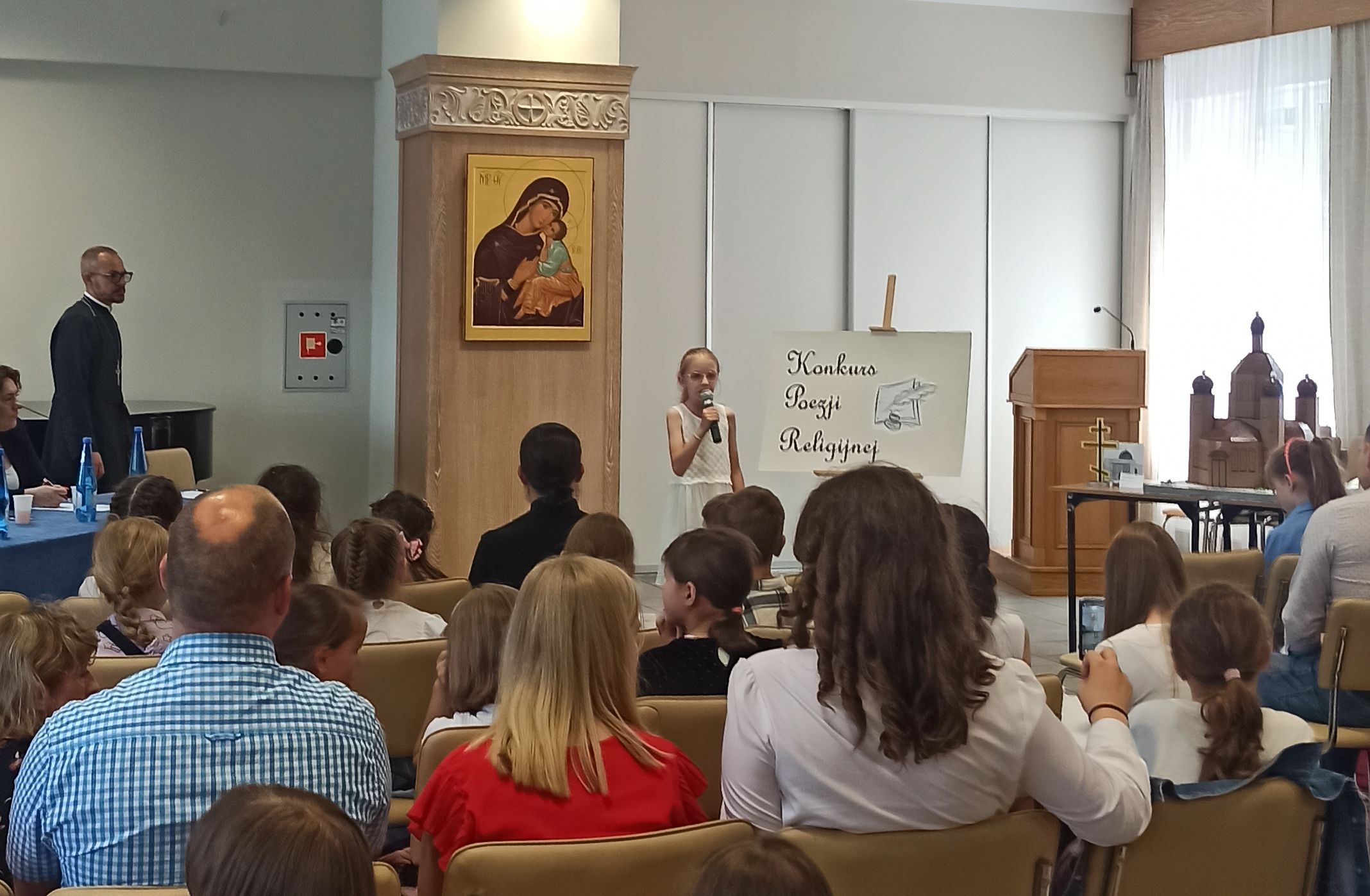 Konkurs poezji religijnej - uczestniczka na scenie