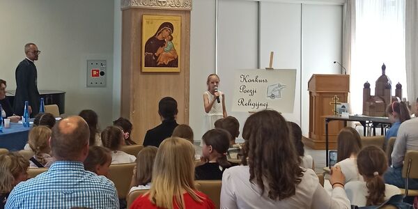Konkurs poezji religijnej - uczestniczka na scenie