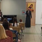Ksiądz przemawia do uczestników konkursu