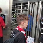 Uczniowie przy wejściu na stadion