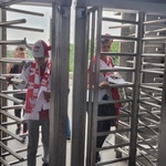 Uczniowie w bramkach stadionowych