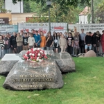 Zdjęcie grupowe przed grobem błogosławionego Ks. Jerzego Popiełuszki