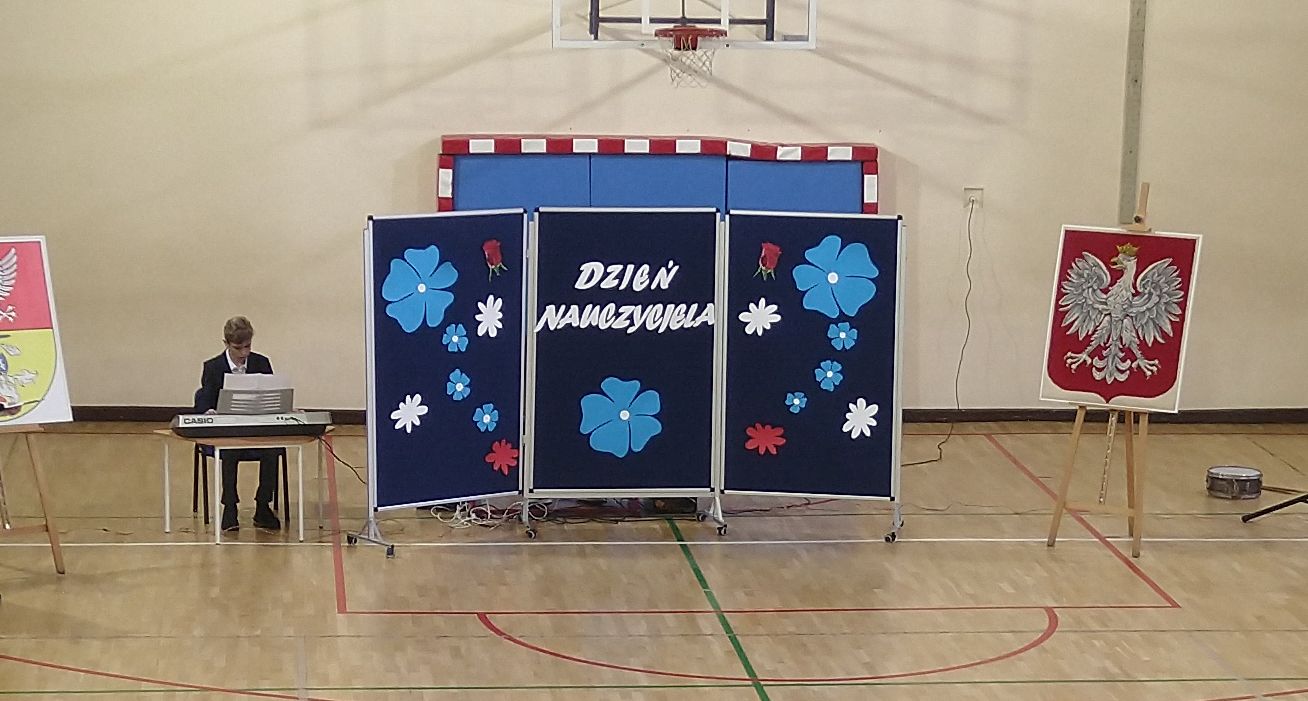 Tablica z napisem "Dzień Nauczyciela"