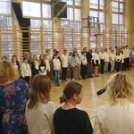 Uczniowie z nauczycielami śpiewają piosenke