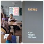 Uczniowie przed monitorem i napis 