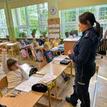 Policjantka rozmawia z dziećmi