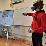 Uczeń w okularach VR pracuje z Empiriuszem 