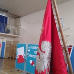 Sztandar szkoły na tle dekoracji świątecznej