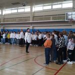 Uczniowie prezentują pieśń patriotyczną