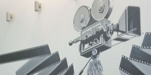 Rysunek kamery filmowej na ścianie