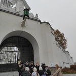 Uczniowie przy bramie Dobrego Pasterza przy kościele św. Rocha w Białymstoku