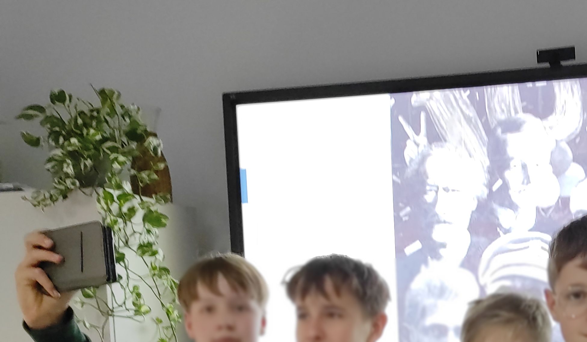 Uczniowie podczas selfie